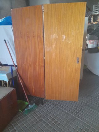 Armario de madera con cajones