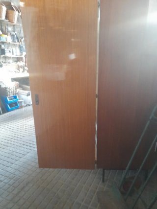 Armario de madera con cajones