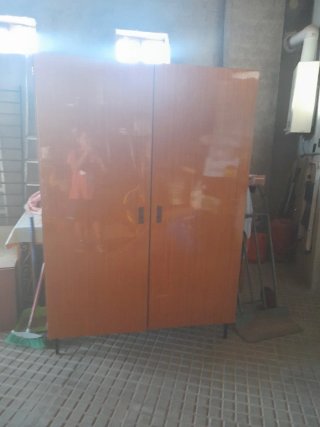 Armario de madera con cajones