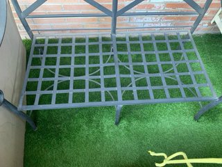 2 bancos de hierro y 1 silla
