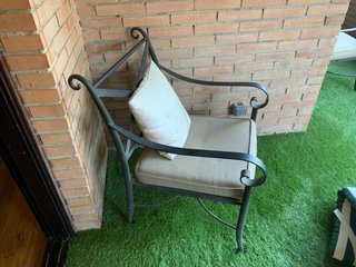 2 bancos de hierro y 1 silla