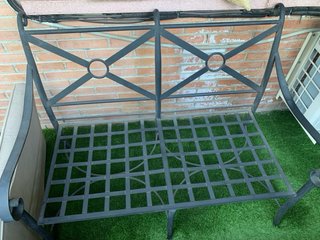 2 bancos de hierro y 1 silla