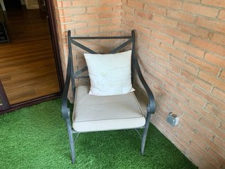 2 bancos de hierro y 1 silla