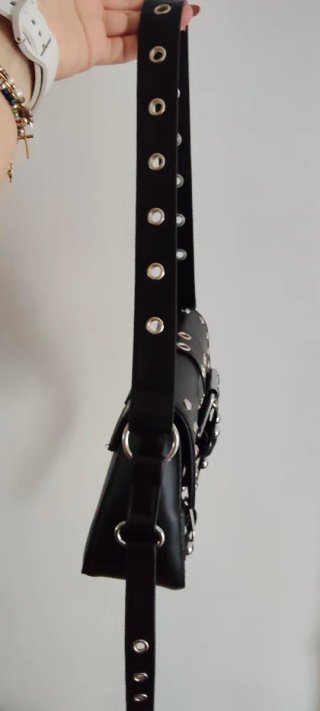 Bolso de hombro negro con solapa y tachuelas