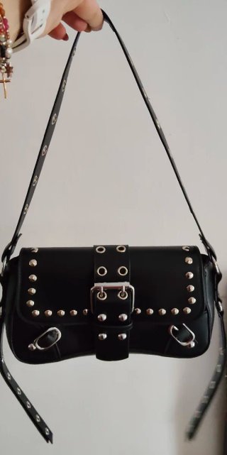 Bolso de hombro negro con solapa y tachuelas