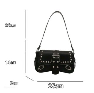 Bolso de hombro negro con solapa y tachuelas