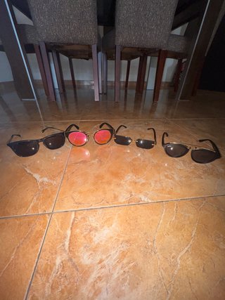 Gafas de sol negras y rosas