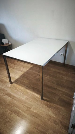 Mesa blanca metal con cristal
