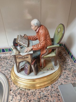 Figura Hombre en escritorio 25cm sin peana