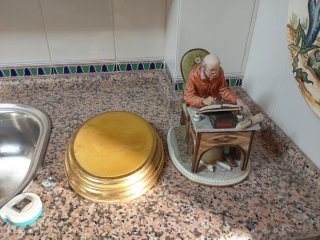 Figura Hombre en escritorio 25cm sin peana