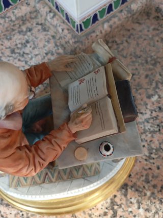Figura Hombre en escritorio 25cm sin peana
