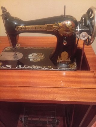 Máquina de coser Singer antigua con mueble