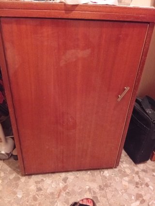 Máquina de coser Singer antigua con mueble