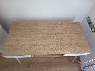 Escritorio madera y blanco con cajones