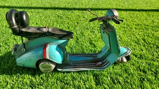 Vespa de Lata Azul e Preto