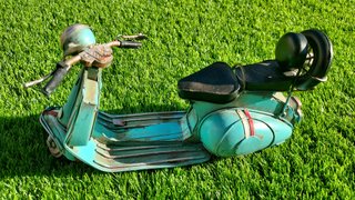 Vespa de Lata Azul e Preto