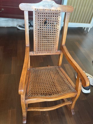 Sillita/mecedora de madera con asiento
