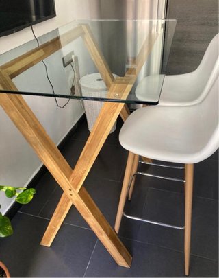 Mesa alta cristal y madera + 2 sillas
