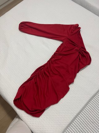 Vestido rojo fruncido 1 manga larga con escote