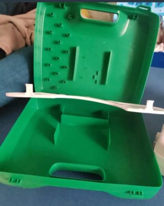 Caja botiquín verde y blanco