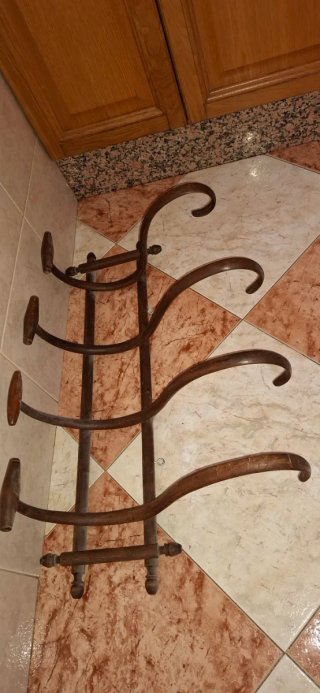 Perchero antiguo madera nogal 77x50 .
