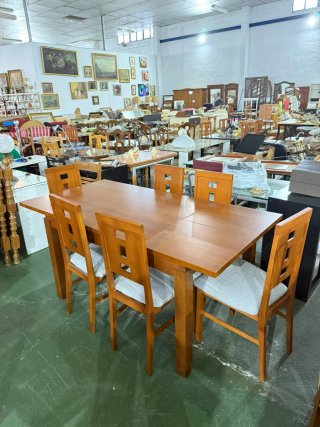 Mesa de comedor de madera con 6 sillas
