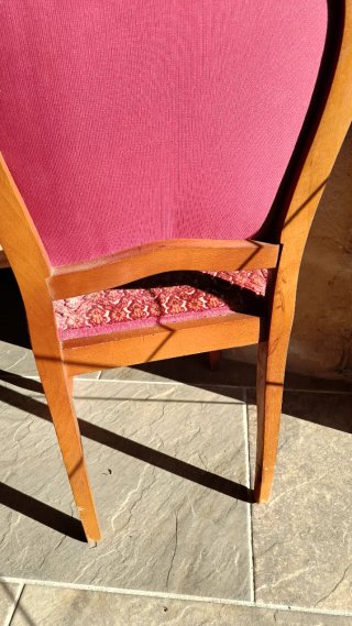 Silla antigua de madera y tela