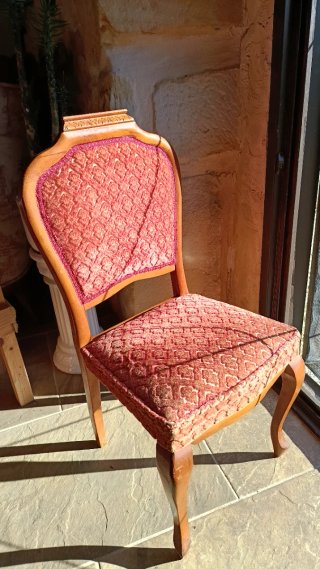 Silla antigua de madera y tela