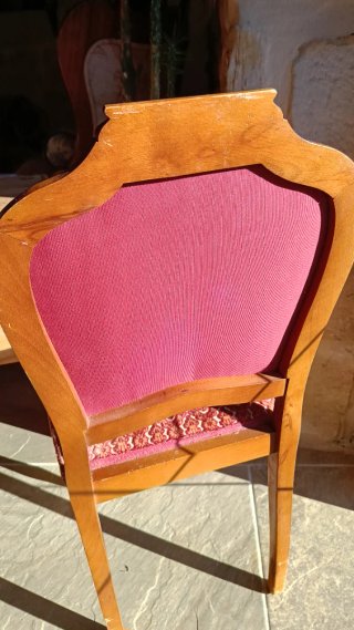 Silla antigua de madera y tela