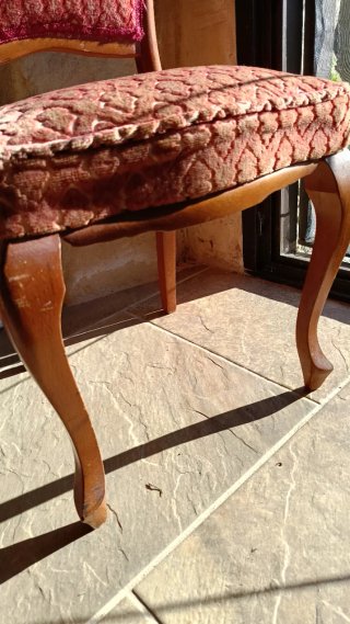 Silla antigua de madera y tela