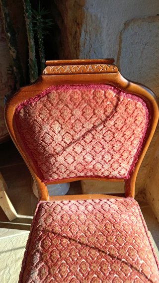 Silla antigua de madera y tela
