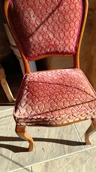 Silla antigua de madera y tela