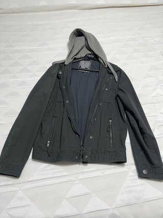 Chaqueta con capucha gris