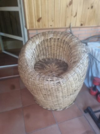 Sillón de mimbre redondo