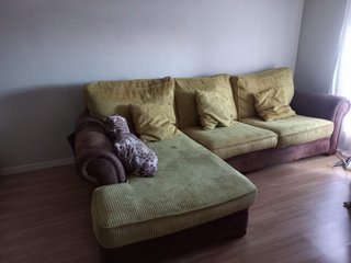 Sofá chaise longue marrón y verde