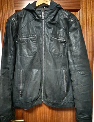 Chaqueta polipiel negra con capucha