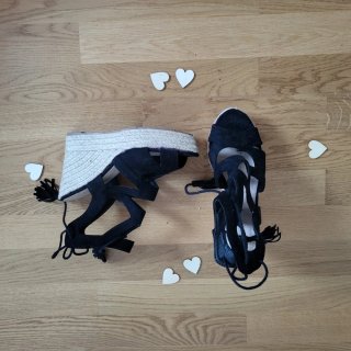 Sandalias negras de cuña con cordones