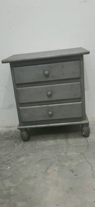 Mesa de noche de madera antigua gris.