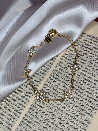Pulseira dourada com trevos e zircónias