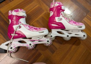 Patines en línea rosas con corazones