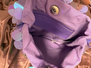 Bolso de lentejuelas morado y verde
