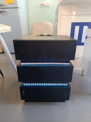 Mesa de noche de madera negra