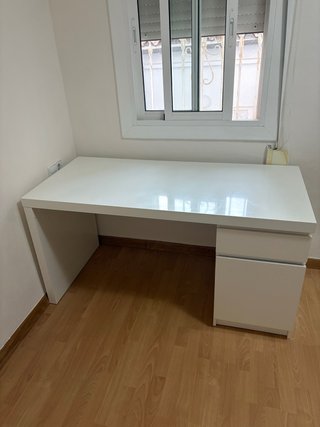 Escritorio blanco con cajones
