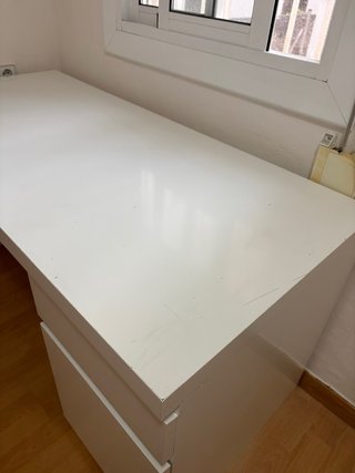 Escritorio blanco con cajones