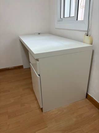 Escritorio blanco con cajones