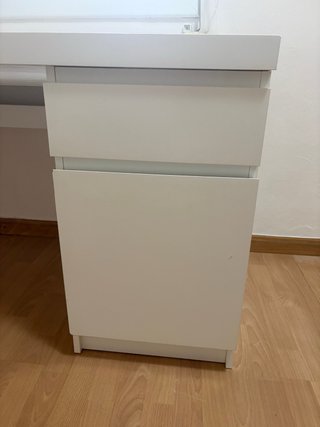 Escritorio blanco con cajones