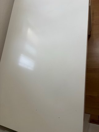 Escritorio blanco con cajones