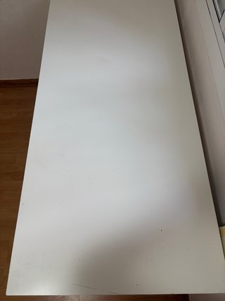 Escritorio blanco con cajones
