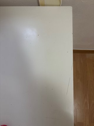 Escritorio blanco con cajones