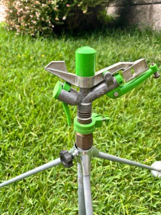 Aspersor profesional trípode jardín